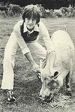 Foto de Lennon con un cerdo incluida en el álbum Imagine